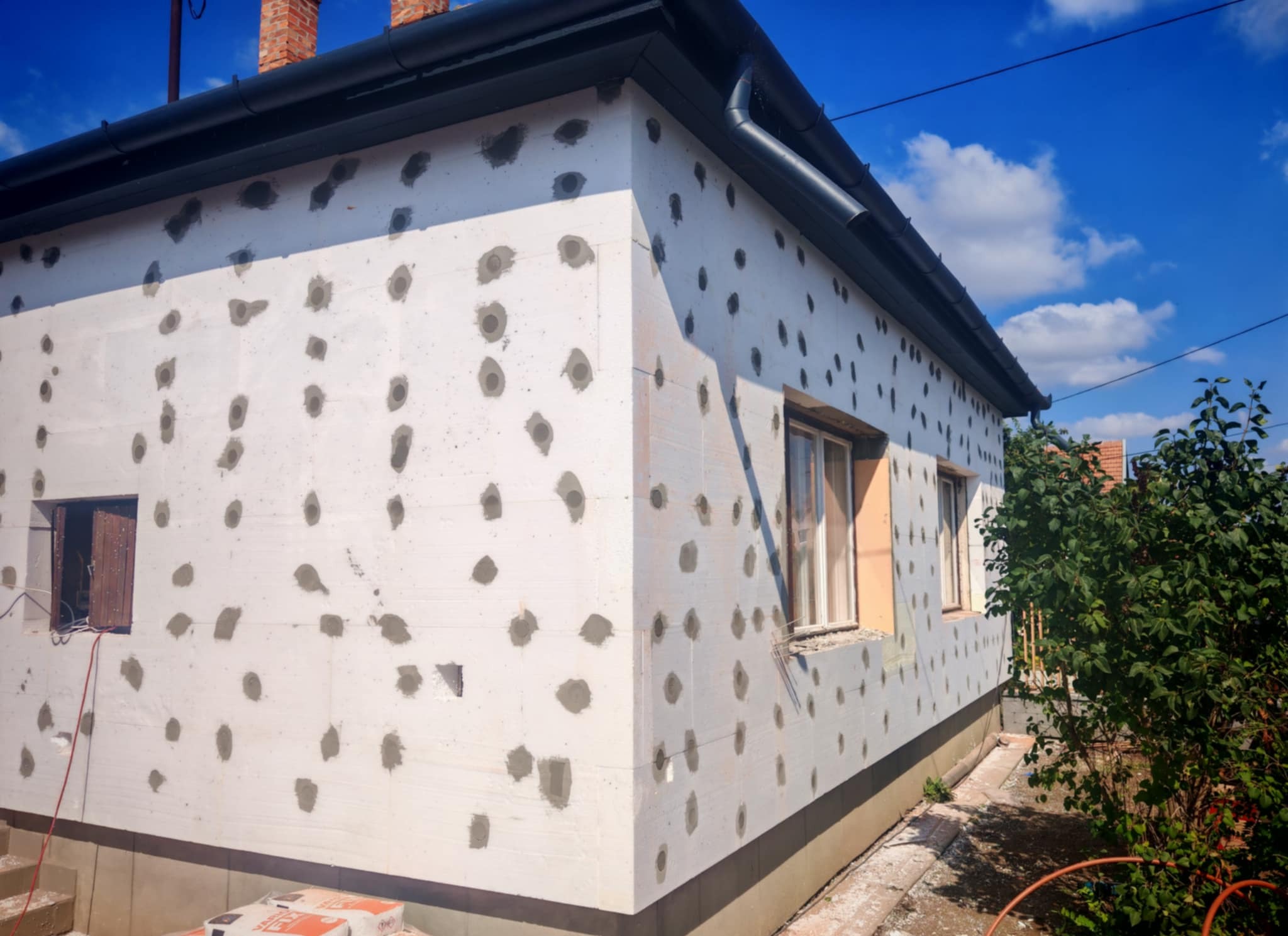 Kép egy elkészült (fehér) házról